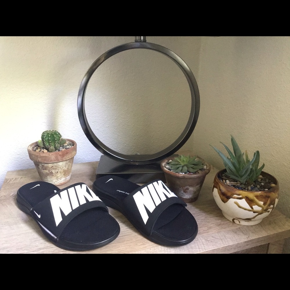 NIKE NWOT Womens Slides/Slipper/Sandal Black/White
